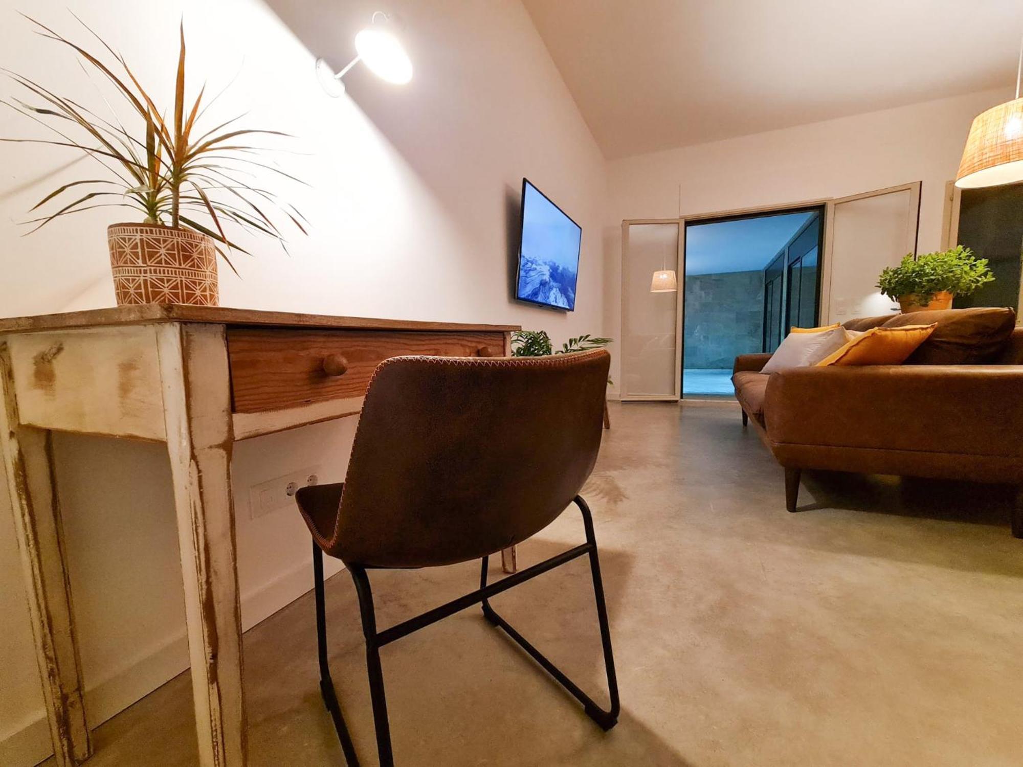 Loft Con Piscina Climatizada De Agua Salada Y Parking En El Centro De Figueres Apartman Figueres  Kültér fotó