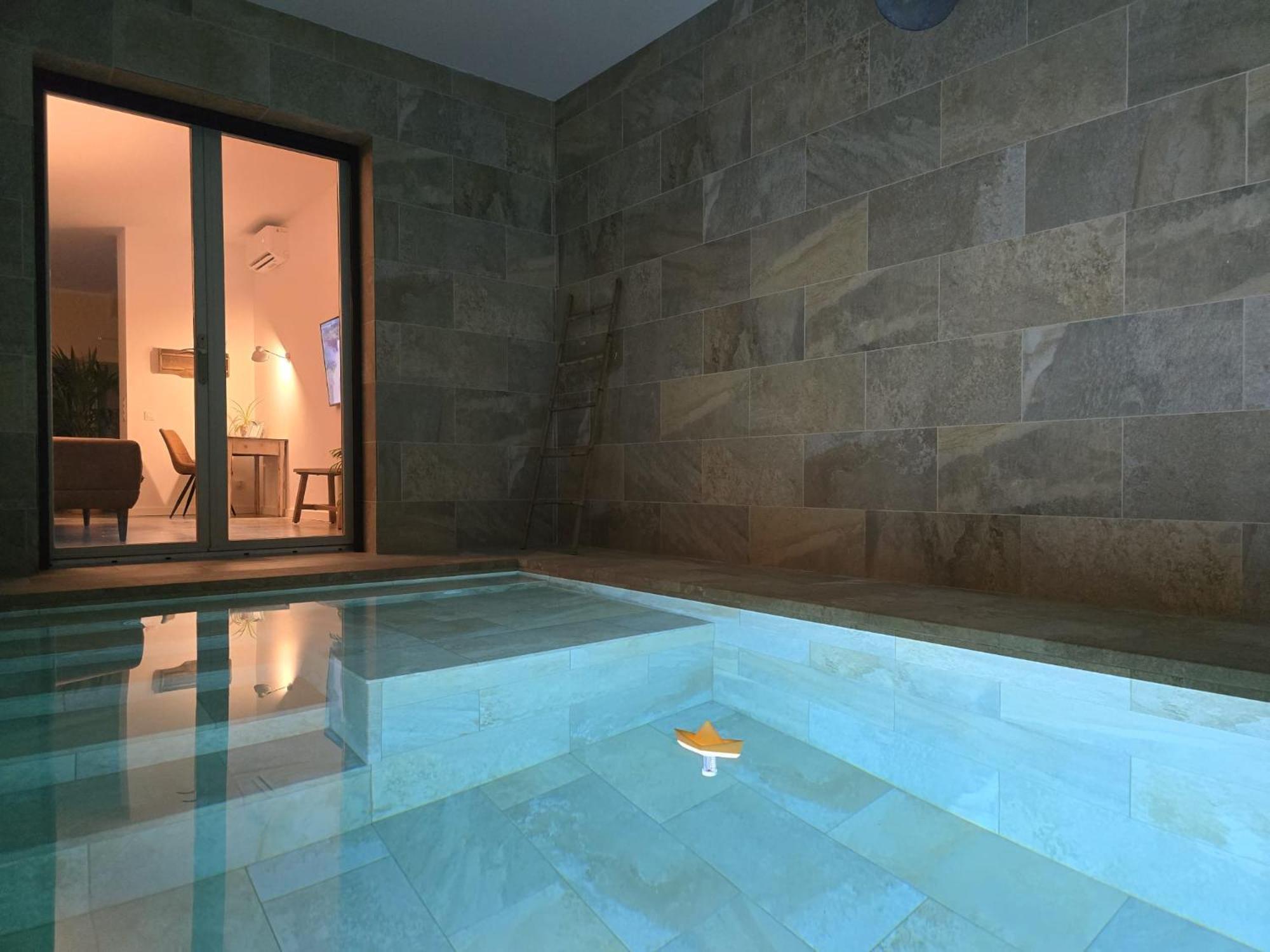 Loft Con Piscina Climatizada De Agua Salada Y Parking En El Centro De Figueres Apartman Figueres  Kültér fotó
